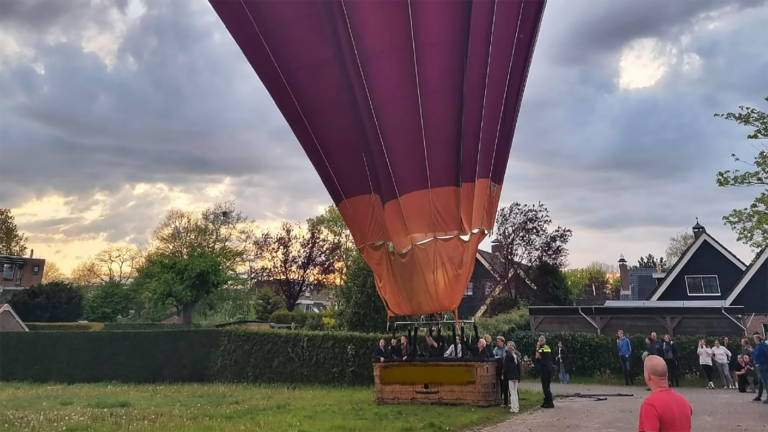 Luchtballon landt ongepland bij Stationsweg in Heerhugowaard